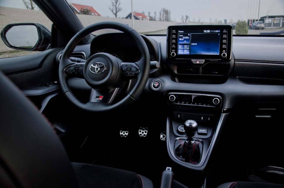 Interieur Toyota Yaris, GR logo, Toyoya logo op het stuur, handgeschakeld, 6-speed, multimediascherm