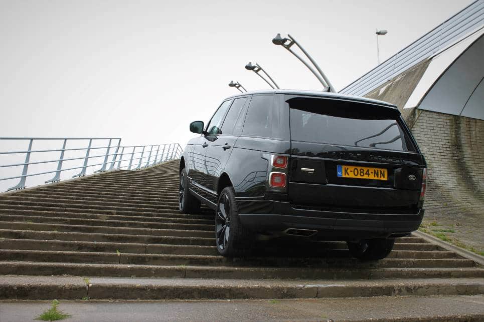 Range Rover klimt op trap