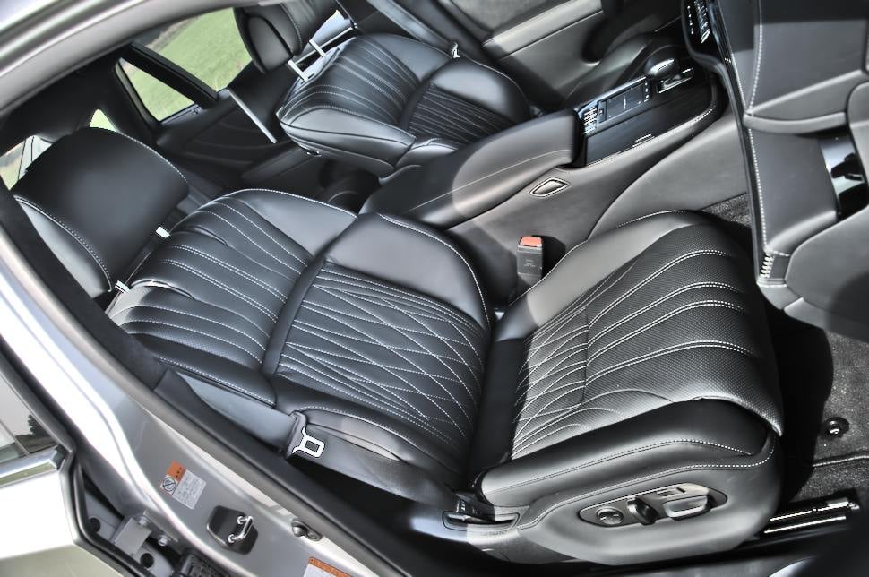 Bijrijdersstoel Lexus LS, luxe interieur, zwarte leren stoelen met witte stiksels