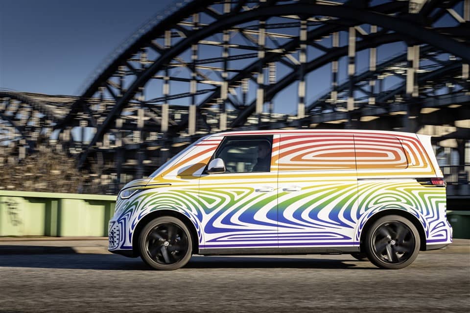 zijkant Volkswagen ID.Buzz met camouflage kleuren