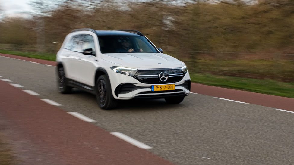 foto van rijdende witte Mercedes EQB