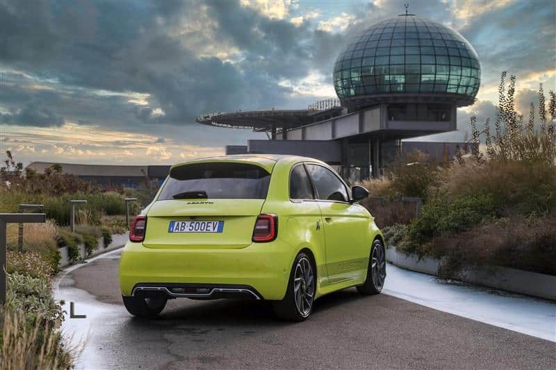 achterkant Abarth 500e Scorpionissima op straat