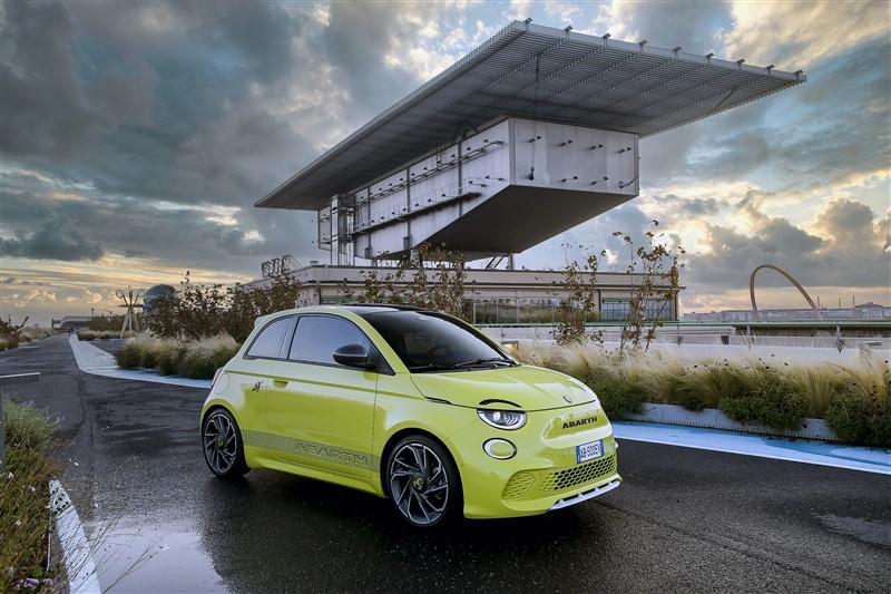 gele Abarth 500e Scorpionissima op circuit