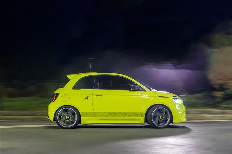 zijkant rijdende gele Abarth 500e Scorpionissima